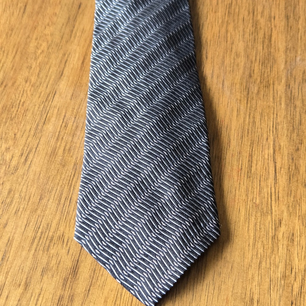 Villa Bugatti Mens Silk Tie‎ Charcoal Grey Silver Textured Chevron Geometric USA
